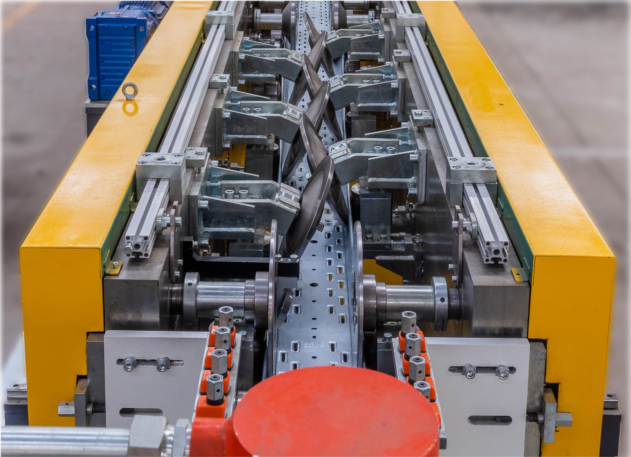 電纜橋架設備成型部分